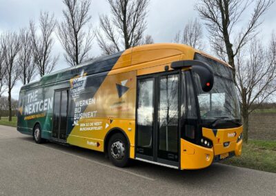 Full color wrap van VDL-bus voor BusNext met opvallende wervingscampagne en "The NextGen" design, gerealiseerd door Elenbaas