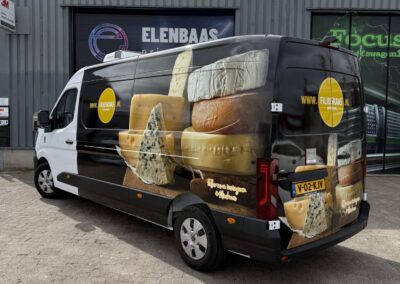 Achterzijde en rechterzijaanzicht van een full wrap op bestelwagen voor Filius Kaas, met fotorealistische kaasprint en logo, uitgevoerd bij Elenbaas Print & Sign.