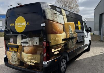 Full wrap op bedrijfswagen met fotoprint van kazen voor groothandel Filius Kaas, uitgevoerd voor maximale merkherkenning en zichtbaarheid onderweg.