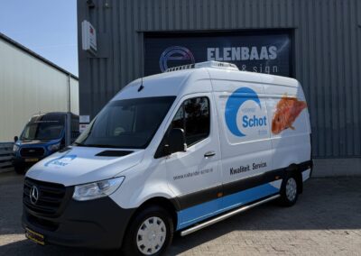 Bedrijfswagen wrap voor Vishandel Schot Tholen met oranje vis en logo op een Mercedes Sprinter, geparkeerd bij Elenbaas Print & Sign