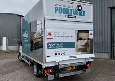 Achterkant van de vrachtwagenwrap voor WBP Poortvliet met adresgegevens, keukenvisual en social icons, uitgevoerd door Elenbaas Print & Sign