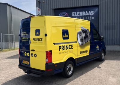 Voertuigbelettering met opvallend geel-blauw design en 3D-print op de zijkant, professioneel gewrapt door Elenbaas Print & Sign in Tholen.