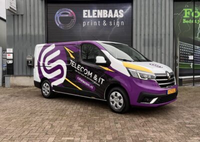 Full wrap op bedrijfswagen van CS Telecom & IT in paars-wit-geel kleurstelling, met dynamisch lijnenspel en logo, uitgevoerd bij Elenbaas Print & Sign.
