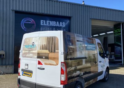 Zijaanzicht van full-color voertuigwrap voor WBP Poortvliet, met interieurvisual voor branding op locatie