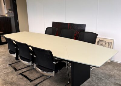 interieur restyling met folie van een vergadertafel